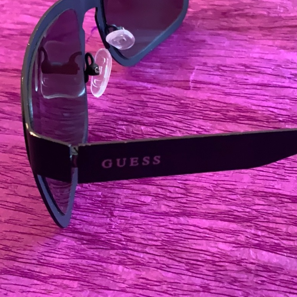 Guess - Picture 4 of 4
